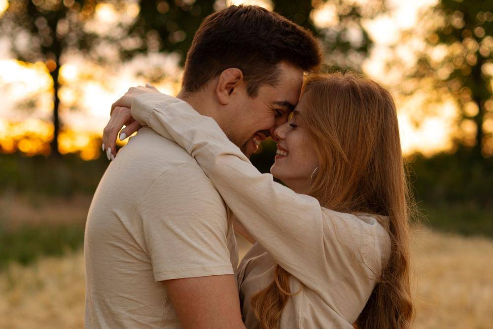 6 Hal Istimewa yang Kamu Rasakan Saat Mengencani Laki-Laki ESFP
