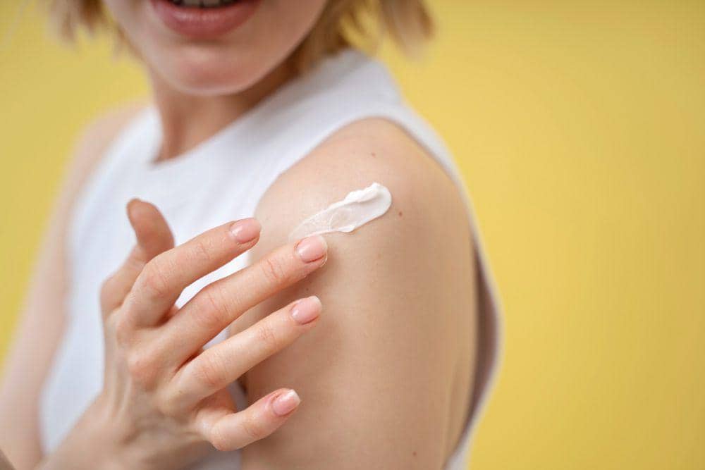 ilustrasi memakai lotion anti nyamuk (freepik.com/freepik)