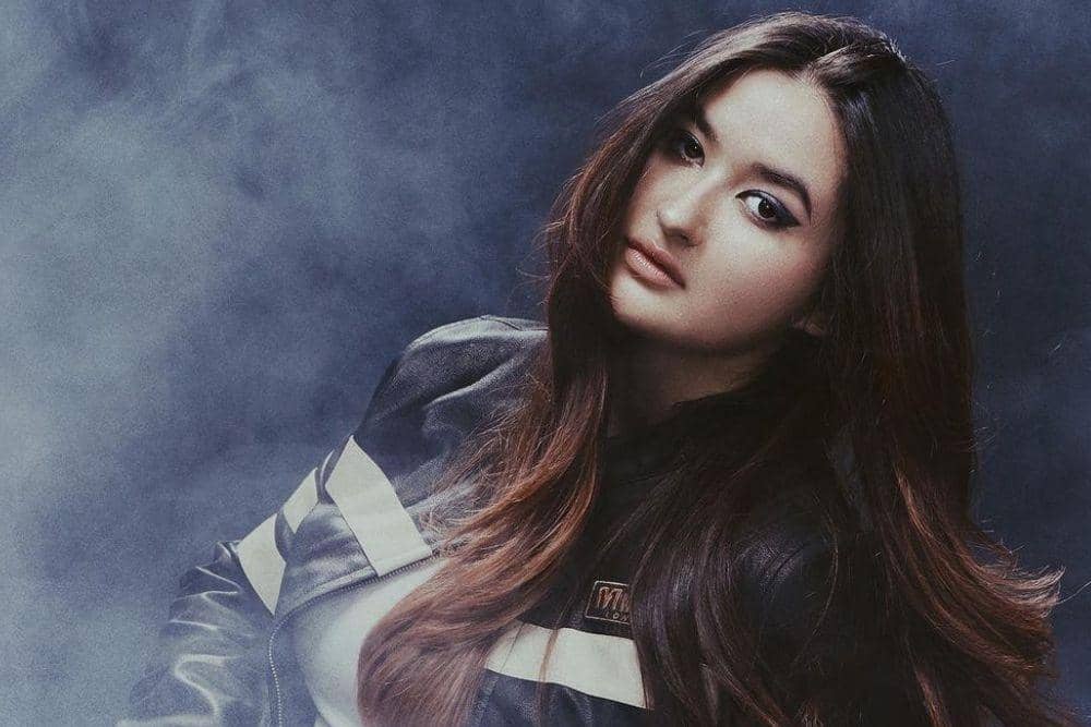 instagram.com/stephaniepoetri