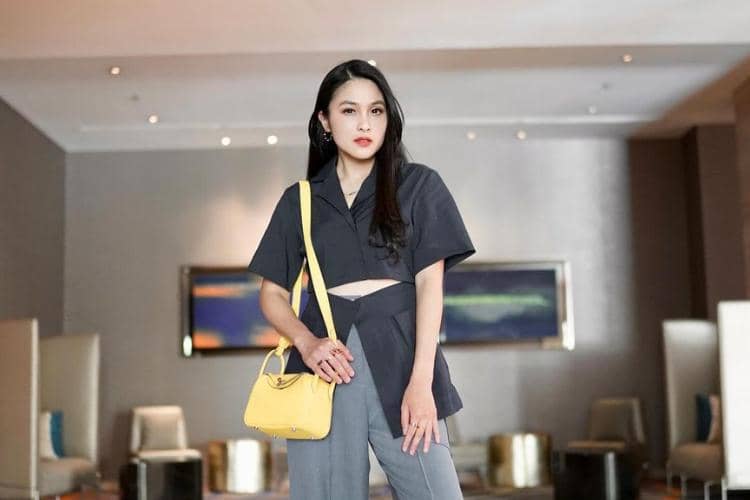 OOTD Sandra Dewi dengan Koleksi Tas Mewah Serta Bocoran Harganya