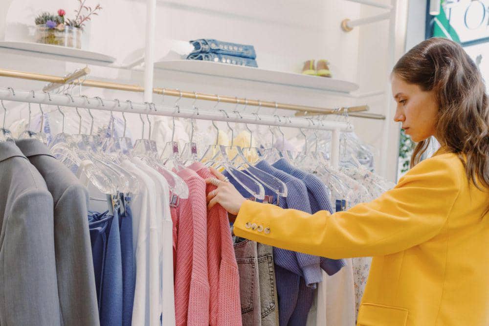 7 Cara Menghilangkan Noda Deodorant di Baju Berwarna