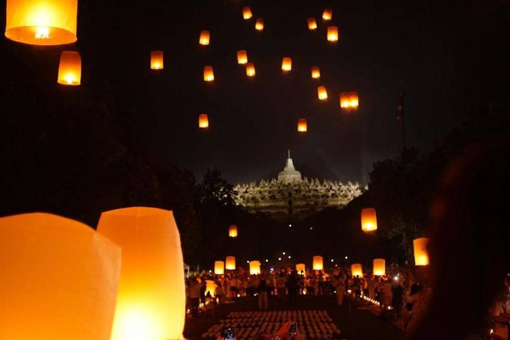 Festival Lampion di Candi Borobudur, Indonesia (instagram.com/tourwaisakborobudur)