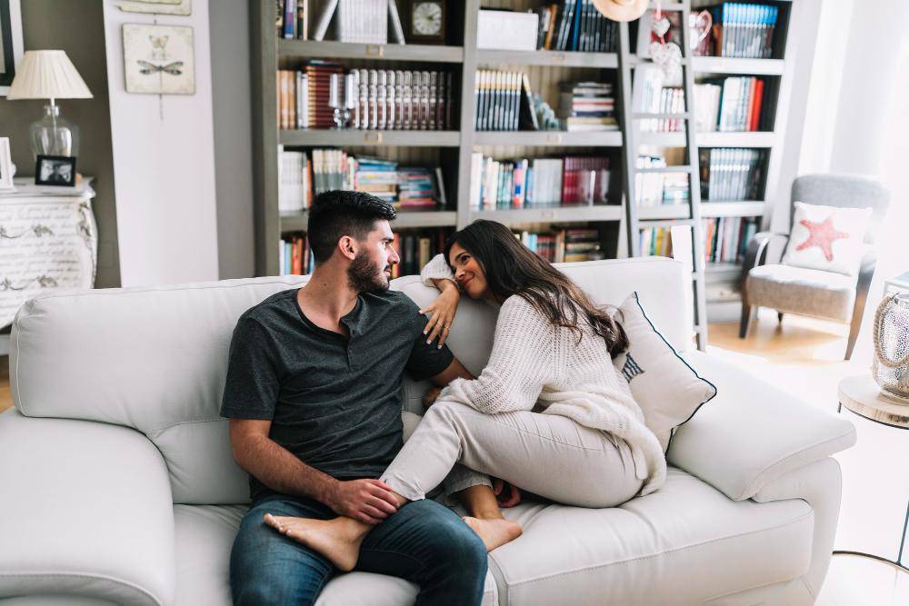 8 Tips Curhat dengan Suami, Bikin Nyaman dan Makin Terbuka