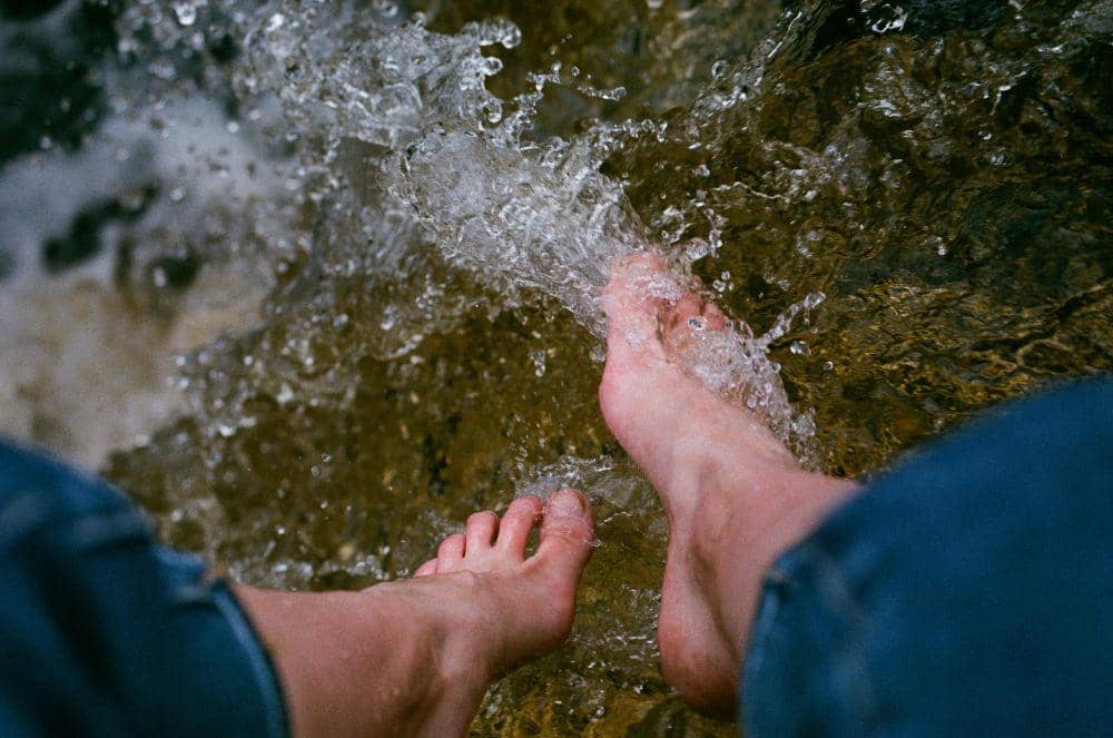 ilustrasi membasuh kaki (pexels.com/mas_hha)