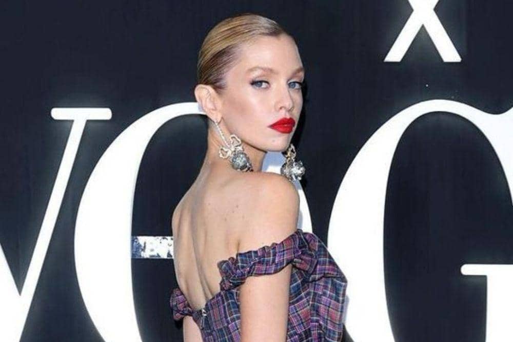 Tiru Gaya Riasan Stella Maxwell, Natural Sampai Glamor!
