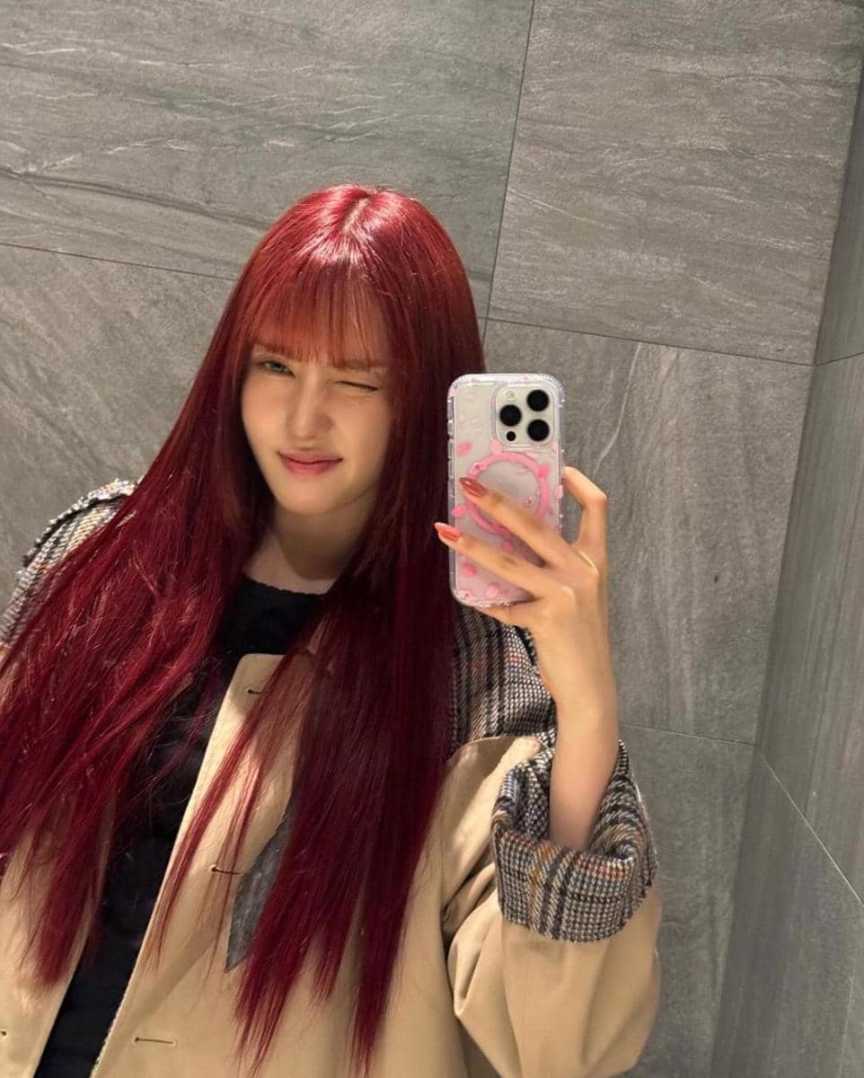potret terbaru Yoon STAYC dengan rambut burgundy