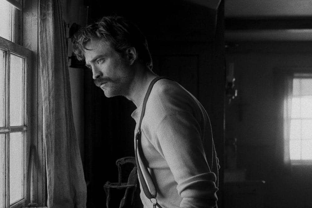Robert Pattinson dalam film The Lighthouse (dok. Focus Features/The Lighthouse)