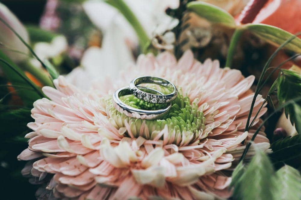 inspirasi foto cincin nikah (unsplash.com/@nickkarvounis)