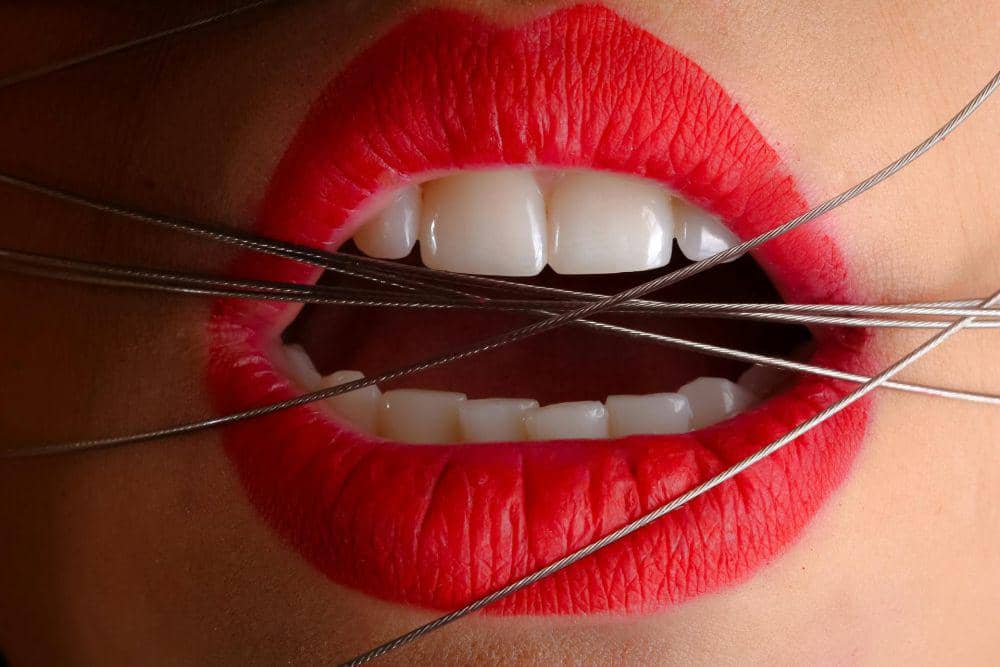 ilustrasi lip matte yang crack (pexels.com/Rodolfo Clix)