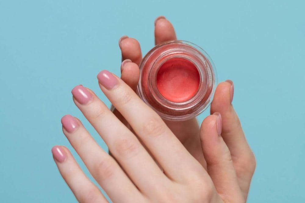 ilustrasi seseorang memegang cream blush (pexels.com/Ron Lach)