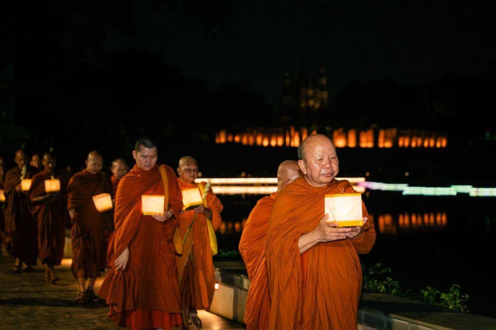 Prosesi pelepasan Bhikku Thudong ke Candi Borobudur untuk perayaan Waisak 2568 BE. (dok. InJourney)