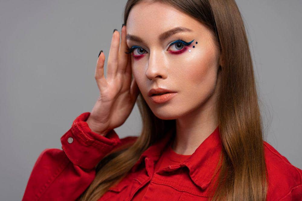 ilustrasi seseorang dengan eye makeup (freepik.com/freepik)