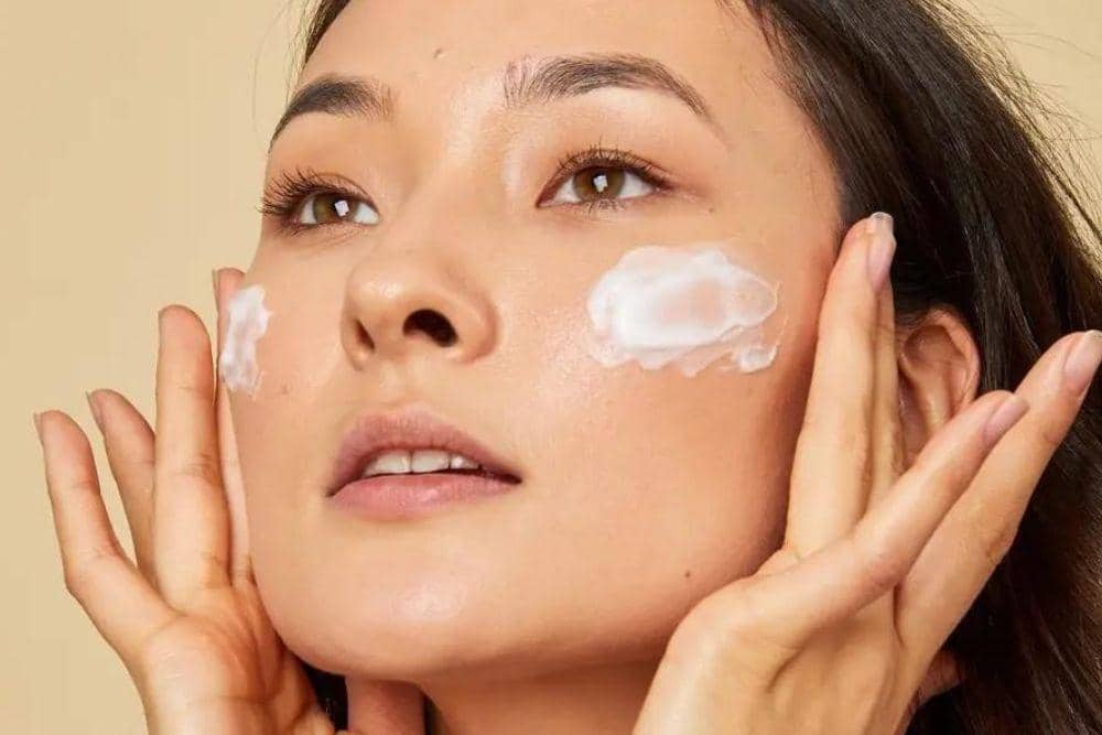 Menghidrasi kulit dengan baik