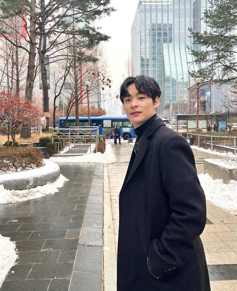 instagram.com/songgeonhee