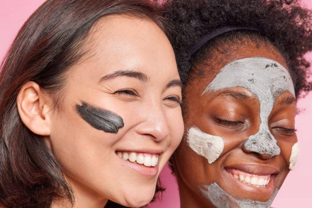 Menggunakan masker wajah