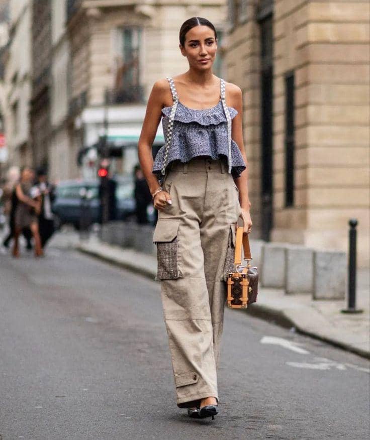 Celana Cargo dan Ruffle Shirt