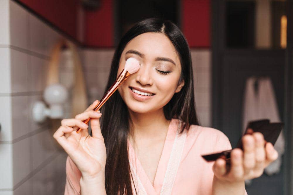 ilustrasi wanita memakai makeup natural (freepik.com/lookstudio)