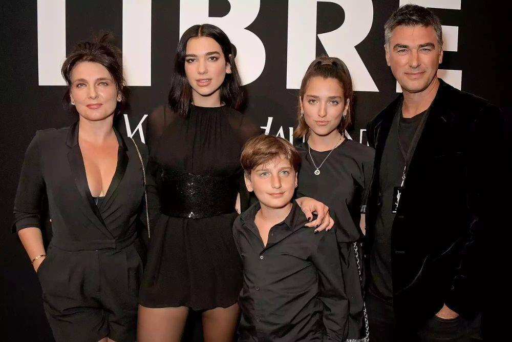 7 Fakta Keluarga Dua Lipa, Bakat Bermusik Turun dari Sang Ayah