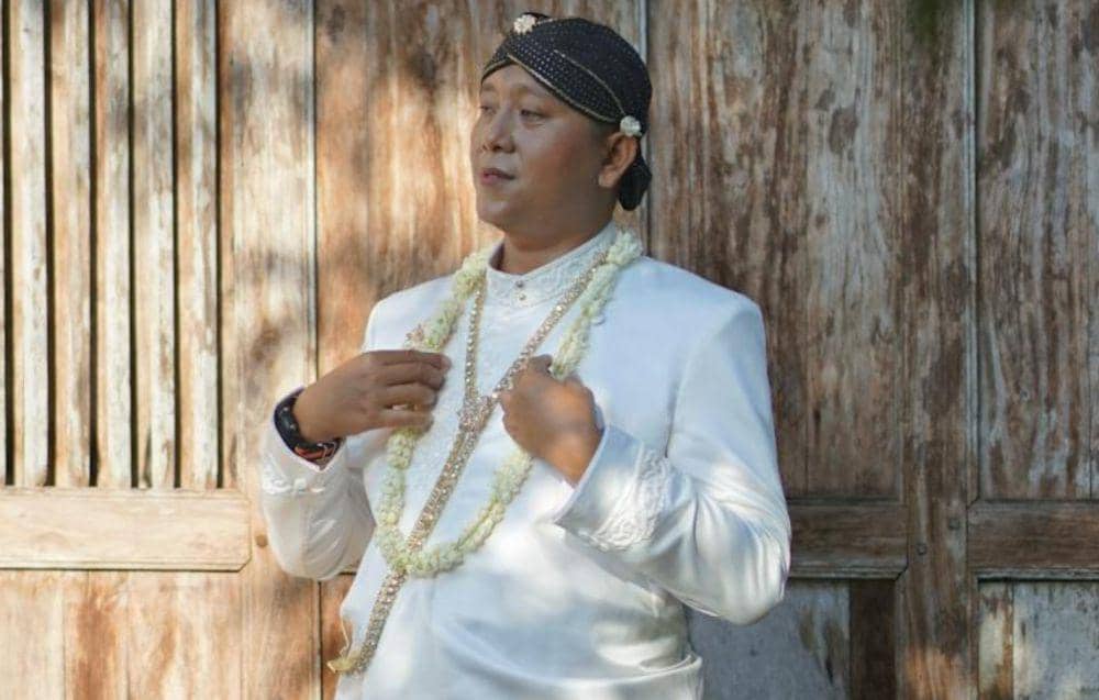 Ilustrasi pria memakai beskap