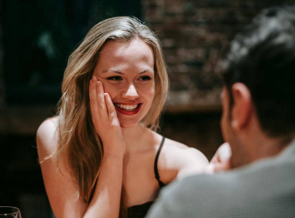 Ilustrasi gemini flirting (pexels.com/Katerina Holmes)