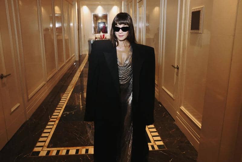 Gaya Michelle Yeoh Curi Perhatian di Balenciaga Spring Show 2025