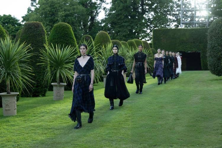 Ciptakan Mesin Waktu, Dior Bawa Koleksi Pakaian Era Tudor Skotlandia