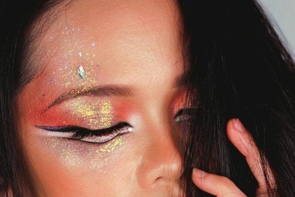 ilustrasi make up Glitter Underliner