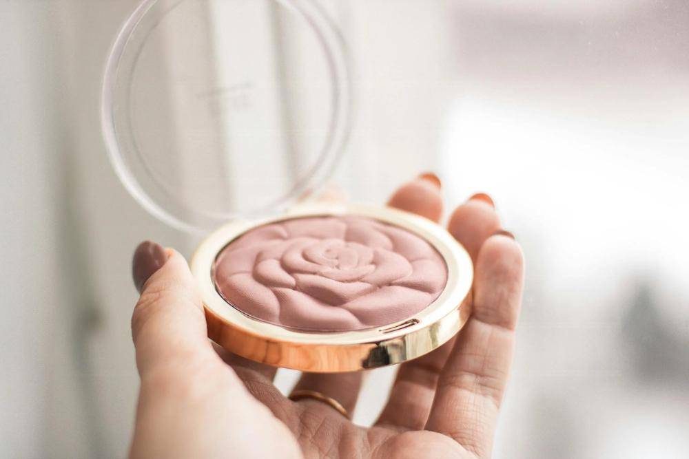 8 Bedak Padat yang Tahan Lama dan Glowing Seharian