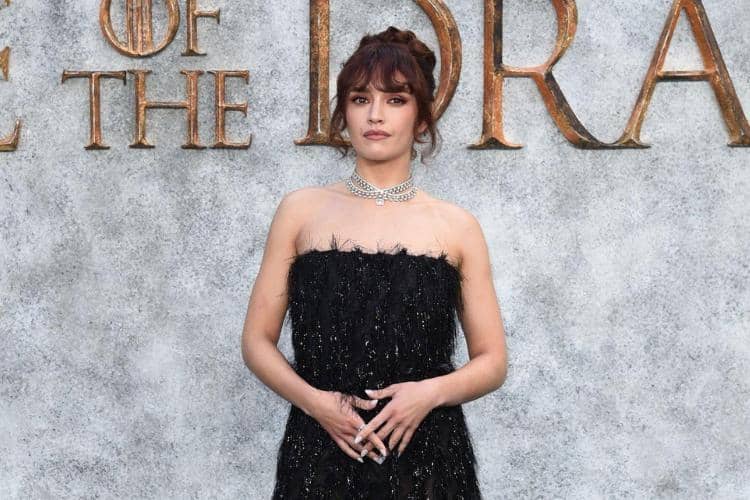 7 Gaya Olivia Cooke, Ratu Alicent Hightower di 'House of the Dragon'