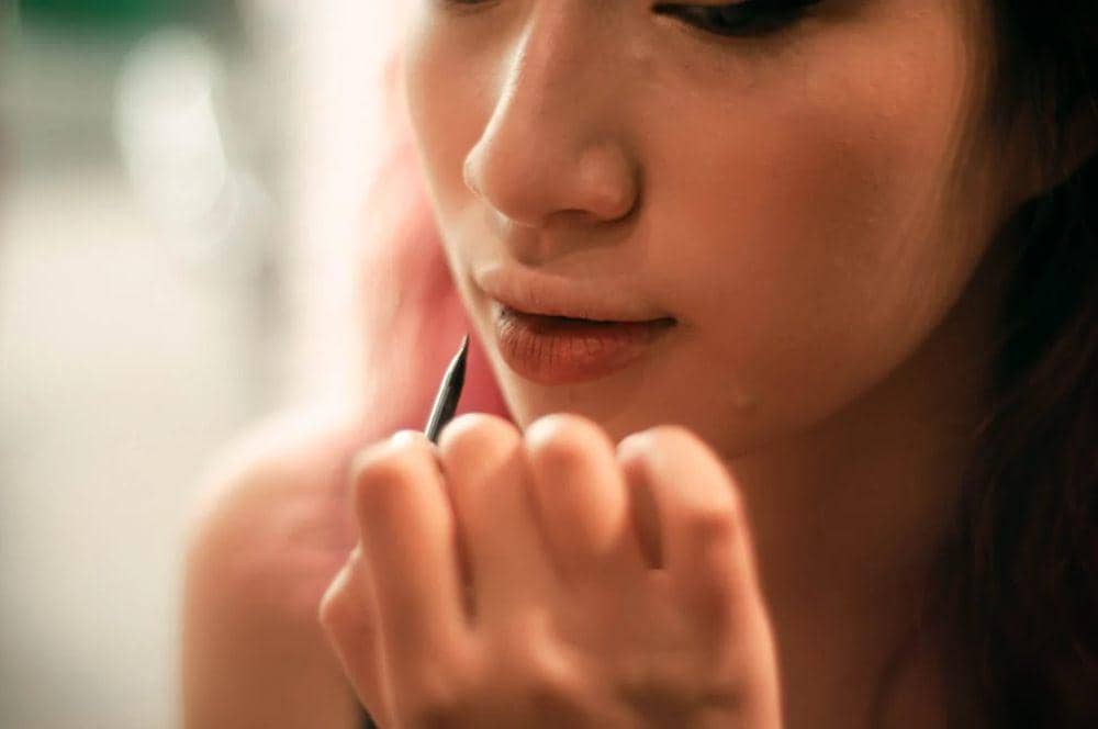 ilustrasi blending lip liner (pexels.com/Nguyễn Thị Minh Nghi)