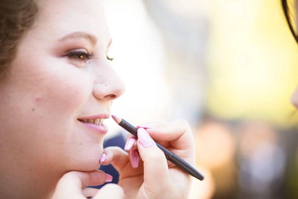 ilustrasi memakai lip liner (pexels.com/Rene Terp)