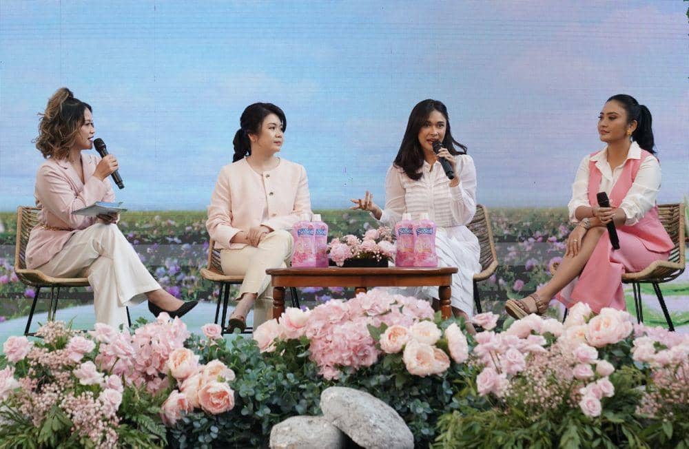 Aktris Nana Mirdad (kedua kanan) saat pelunsuran SoSoft 2in1. (Dok. Wings)