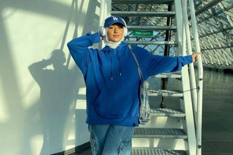 7 Ide Outfit Hijab Biru Elektrik, Tampil Beda!