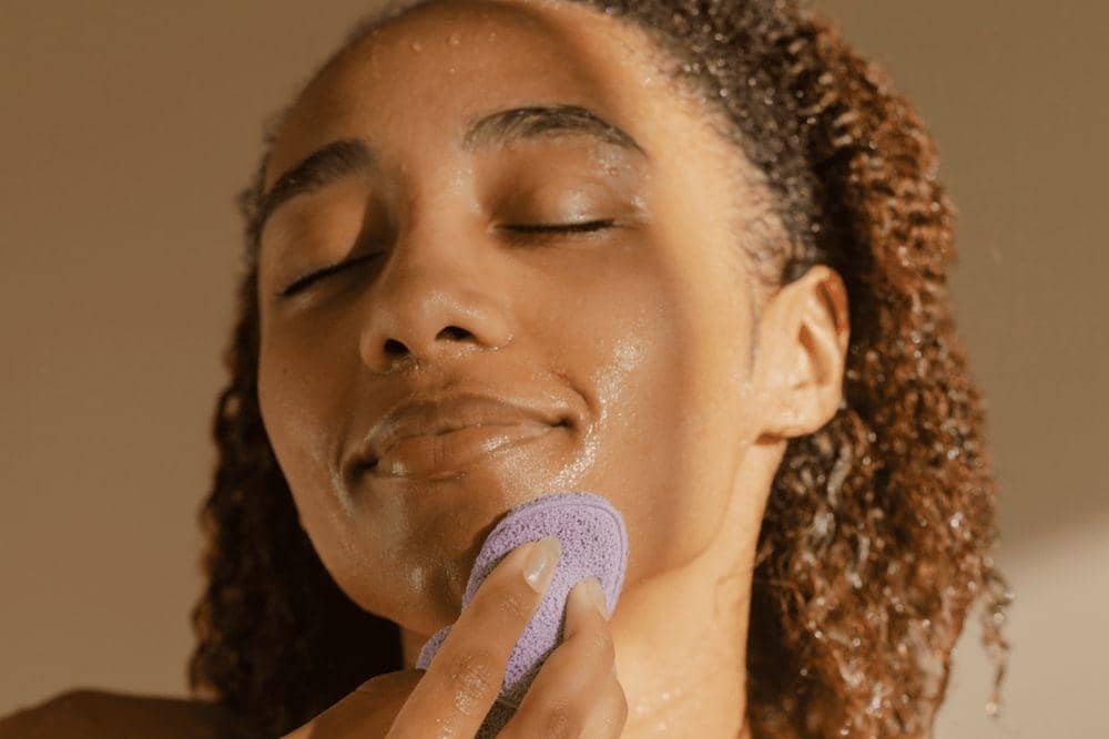 byrdie.com/Facial Wash untuk Kulit Kombinasi