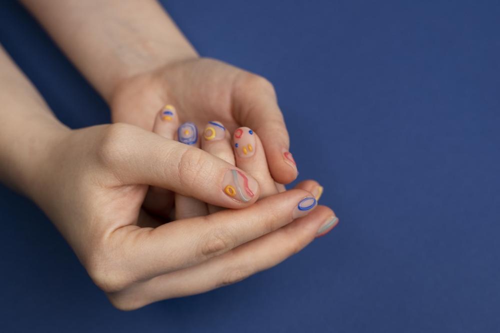 15 Teknik Nail Art Unik yang Bikin Kuku Makin Menawan