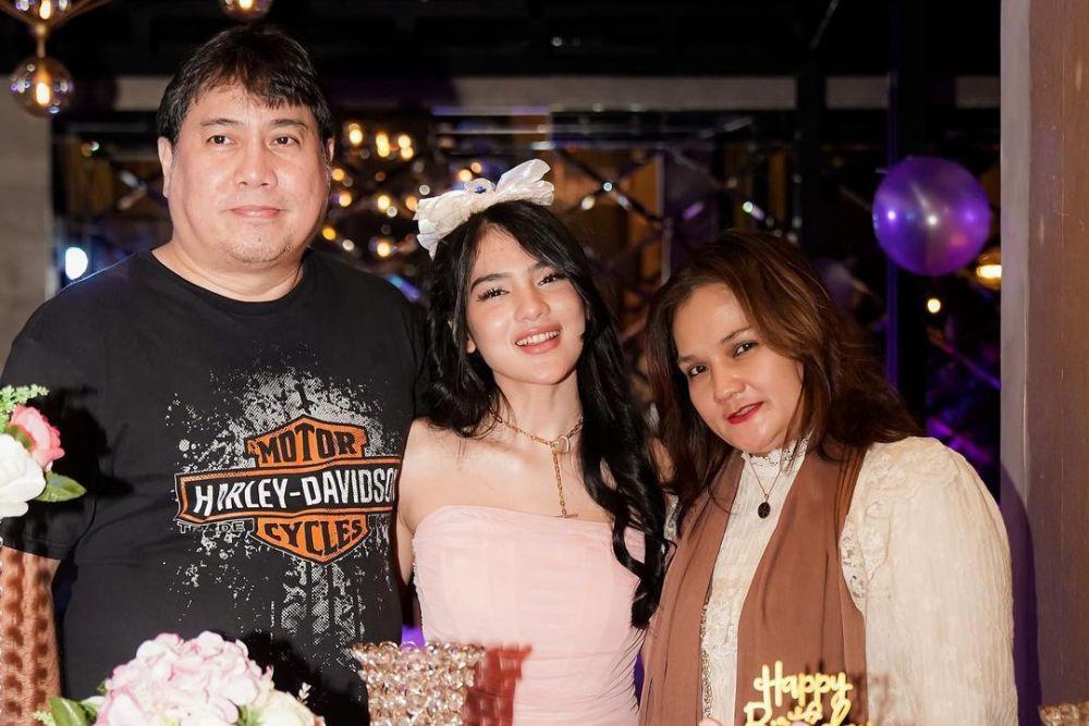 Fakta Keluarga Davina Karamoy, Saudara Istri Vincent Rompies | POPBELA.com