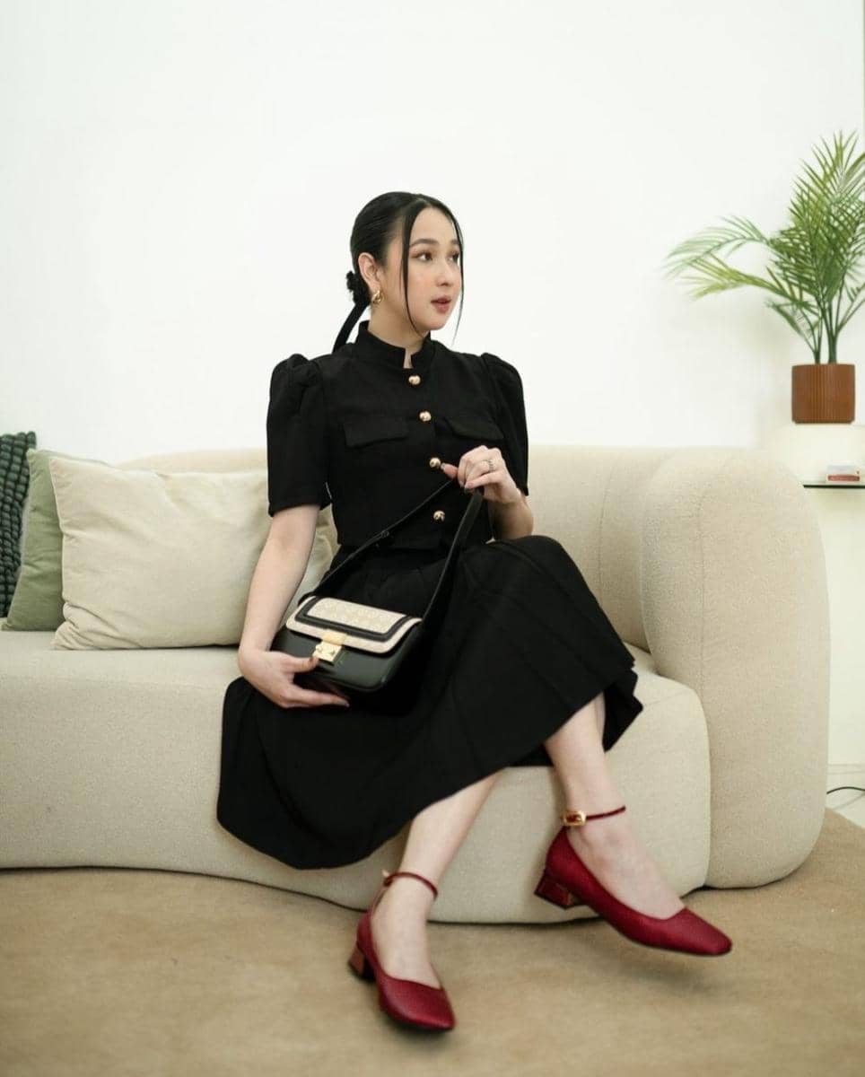 mix and match outfit hitam Agatha Pricilia (instagram.com/agthpricilla)