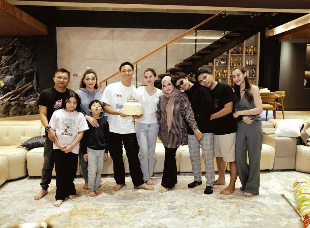 instagram.com/azriel_hermansyah