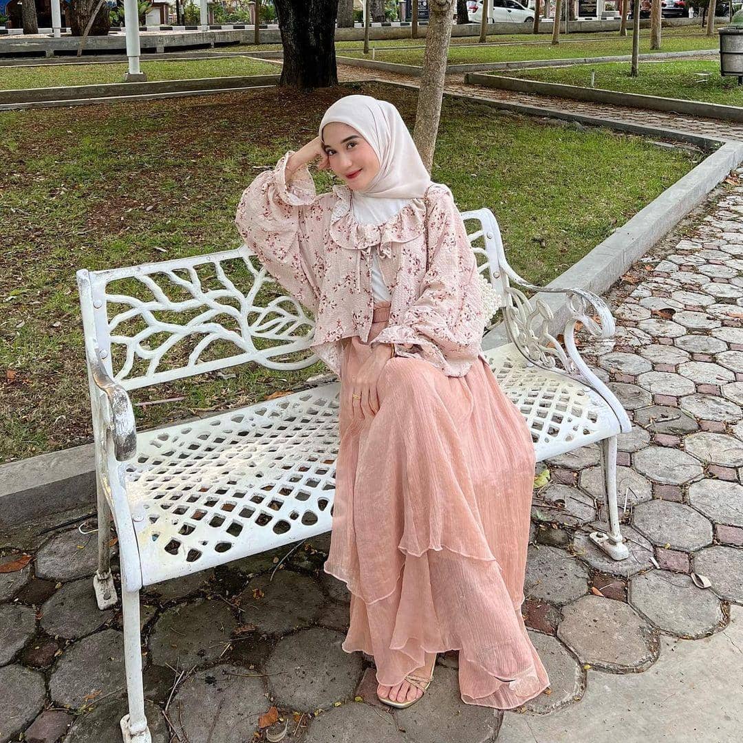 Rok pink peach buat tampilan feminin yang lebih segar