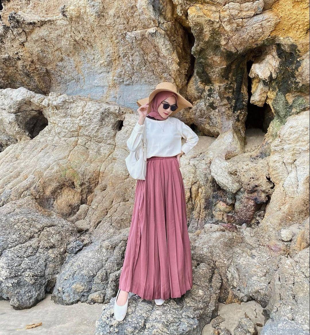 Outfit musim panas pakai rok pink