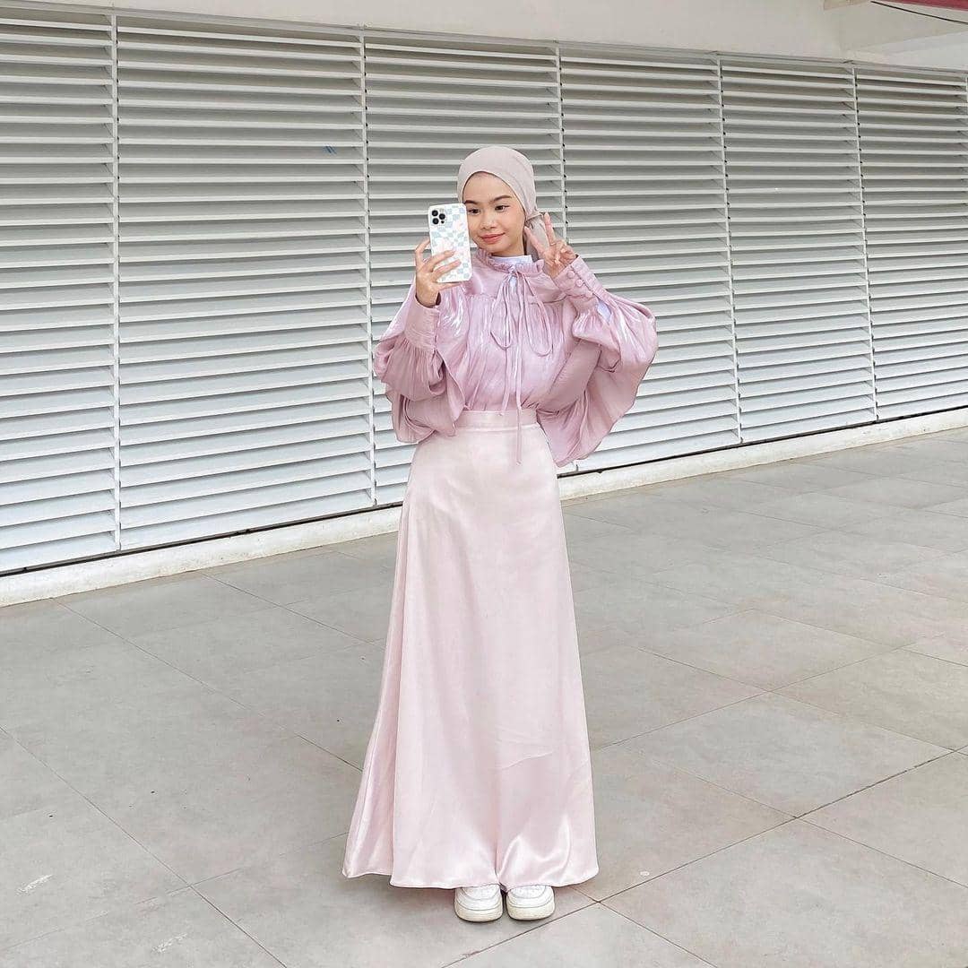 Kombinasi rok pink berbahan satin dan atasan shimmer
