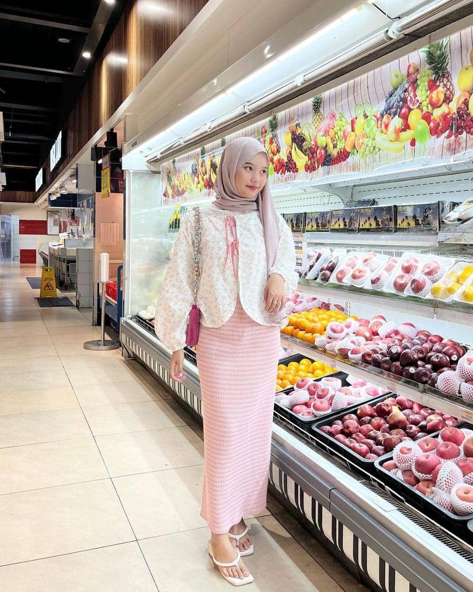 Rok pink muda gemas dengan atasan putih