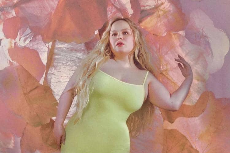 Nicola Coughlan Tampil Stunning di Campaign SKIMS Terbaru