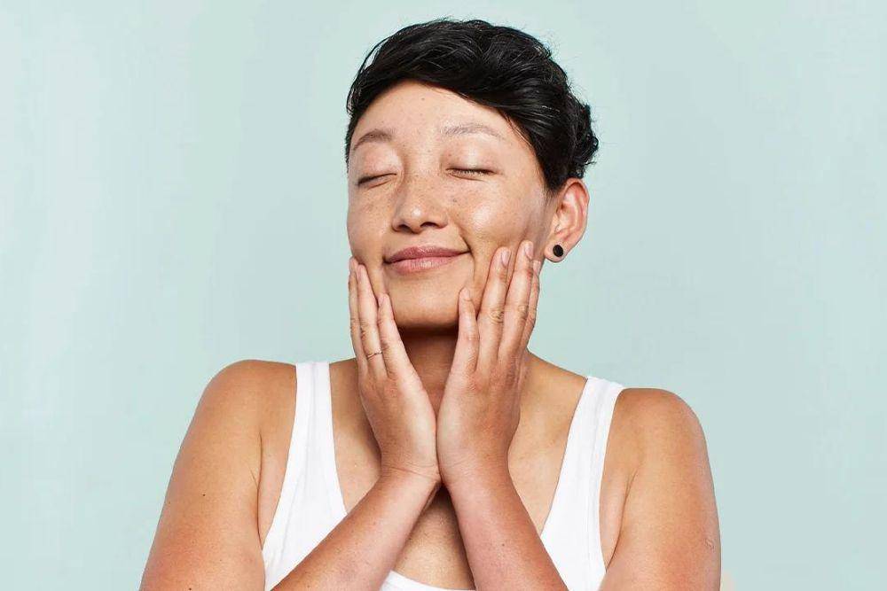 healthline.com/Cara Menggunakan Toner Tanpa Kapas