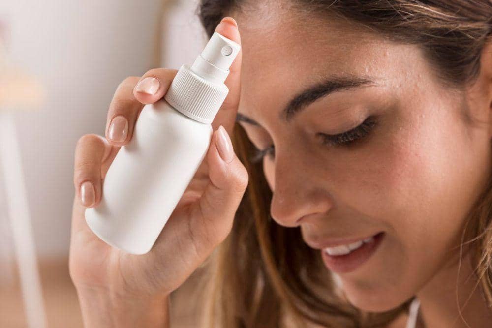 healthshots.com/Cara Menggunakan Toner Tanpa Kapas