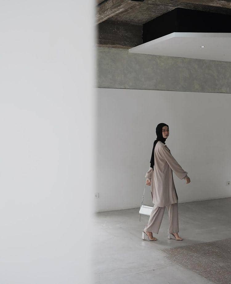 baju warna taupe cocok dengan jilbab warna apa