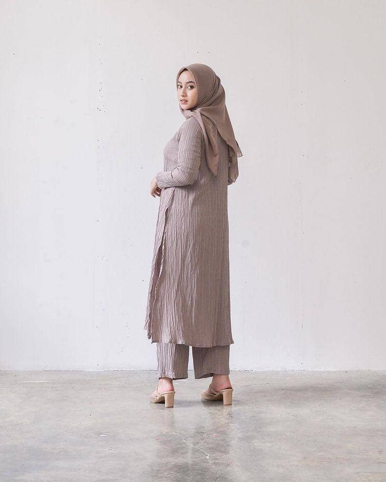 baju warna taupe cocok dengan jilbab warna apa