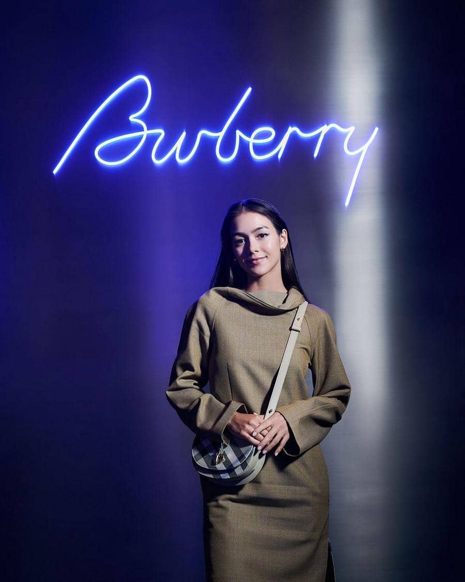 instagram.com/burberry