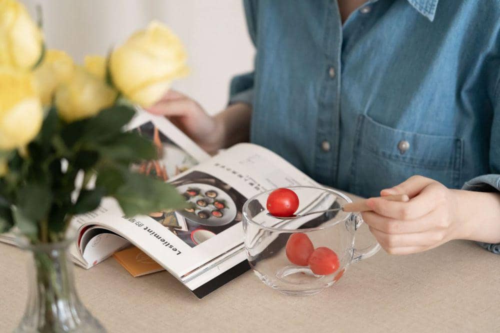 Aneka bahan makanan segar untuk clean eating tersusun rapi, mencerminkan pilihan makan sehat dan alami.