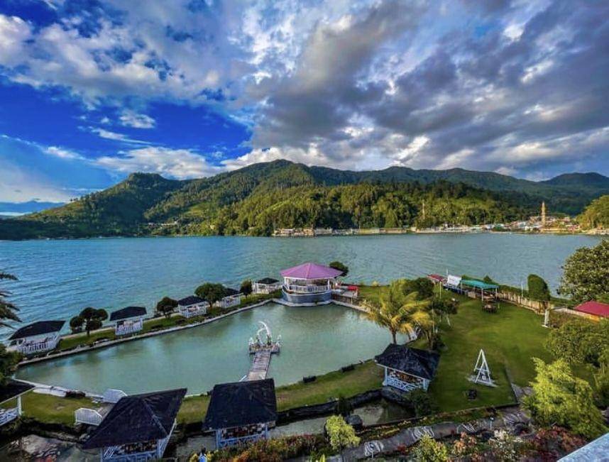 Hotel KHAS Parapat di Danau Toba, Sumatra Utara. (dok. Instagram @khasparapat_hotel)